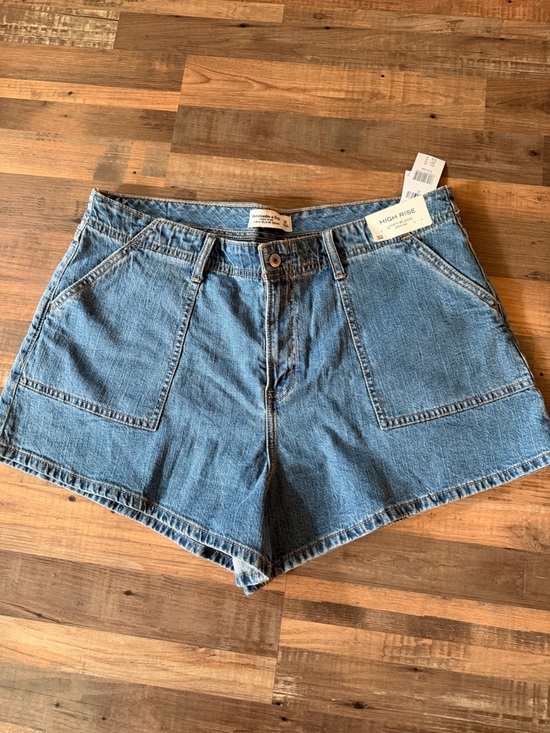 Abercrombie & Fitch Pants - NWT Abercrombie & Fitch women’s denim Jean shorts loose fit high rise 90s Sz 32
